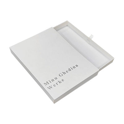 witte doos met textuurpatroon eenvoudig elegant met logo zilver glanzend kartonnen laken sieraden klein cadeau verpakking