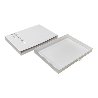 witte doos met textuurpatroon eenvoudig elegant met logo zilver glanzend kartonnen laken sieraden klein cadeau verpakking
