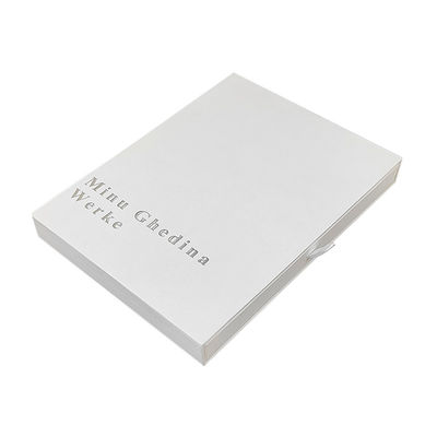 witte doos met textuurpatroon eenvoudig elegant met logo zilver glanzend kartonnen laken sieraden klein cadeau verpakking