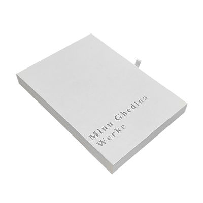 witte doos met textuurpatroon eenvoudig elegant met logo zilver glanzend kartonnen laken sieraden klein cadeau verpakking