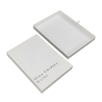 witte doos met textuurpatroon eenvoudig elegant met logo zilver glanzend kartonnen laken sieraden klein cadeau verpakking