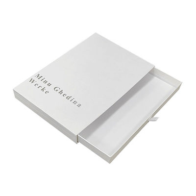 witte doos met textuurpatroon eenvoudig elegant met logo zilver glanzend kartonnen laken sieraden klein cadeau verpakking