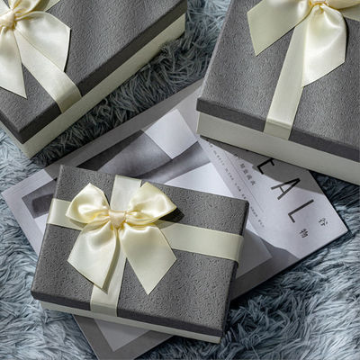 High End Gift Box Verpakking Aanpasbare maat Voor Valentijnsdag Moedersdag Zwarte witte boog Decoratie Gift Box