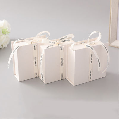 Wit lint logo vouwbaar cadeaubon make-up kleding accessoires stijf karton met glanzend laminaat