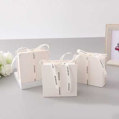 Wit lint logo vouwbaar cadeaubon make-up kleding accessoires stijf karton met glanzend laminaat