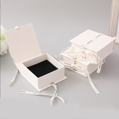 Wit lint logo vouwbaar cadeaubon make-up kleding accessoires stijf karton met glanzend laminaat