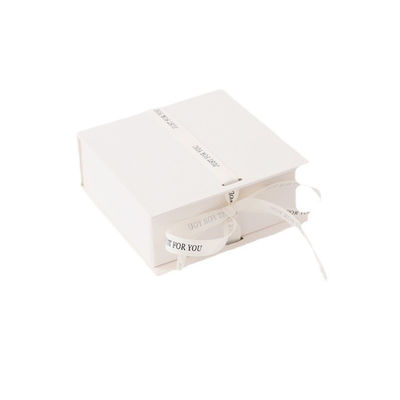 Wit lint logo vouwbaar cadeaubon make-up kleding accessoires stijf karton met glanzend laminaat