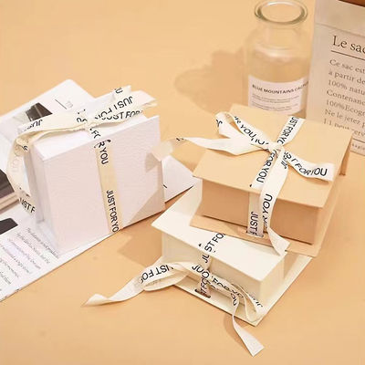 Wit lint logo vouwbaar cadeaubon make-up kleding accessoires stijf karton met glanzend laminaat