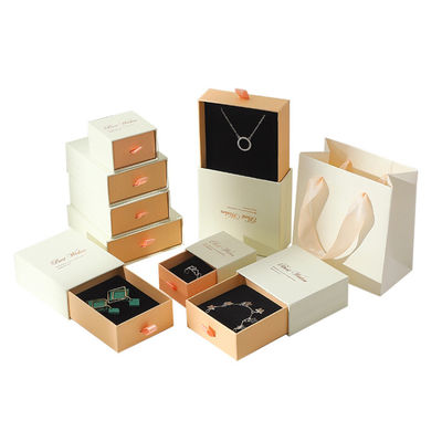 Op maat gemaakte cosmetische set Rigid Pull-Out Schuifladen Juwelen Geschenkverpakking Papierdoos Met Invoegsel