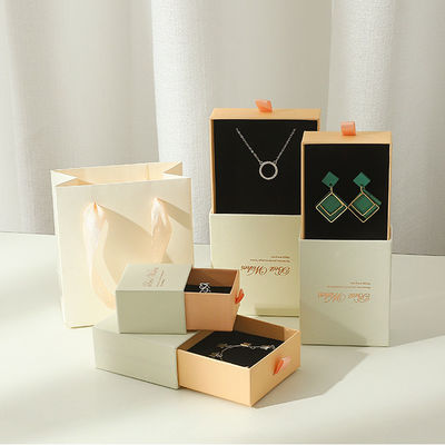 Op maat gemaakte cosmetische set Rigid Pull-Out Schuifladen Juwelen Geschenkverpakking Papierdoos Met Invoegsel