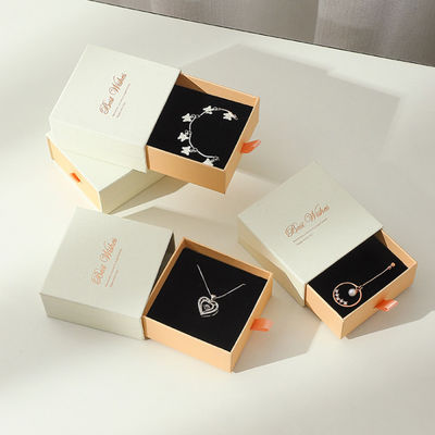Op maat gemaakte cosmetische set Rigid Pull-Out Schuifladen Juwelen Geschenkverpakking Papierdoos Met Invoegsel