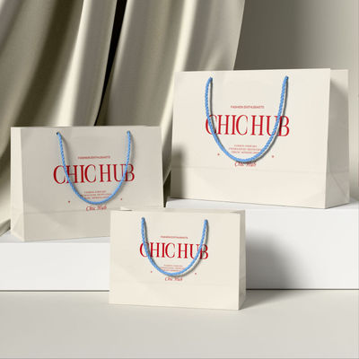 Op maat gemaakte kledingwinkel tassen verpakking luxe ivoorkarton kraftpapier winkelen cadeauzak op maat logo
