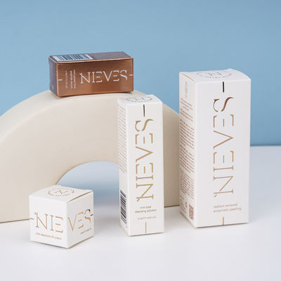 Blind Embossed Design Opvouwbare Kraft PET Papieren Dozen Voor Cosmetica Parfum Verzending Cadeaus Inclusief Folie