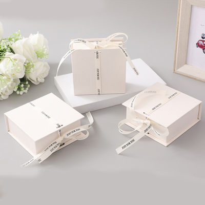 Wit lint logo vouwbaar cadeaubon make-up kleding accessoires stijf karton met glanzend laminaat
